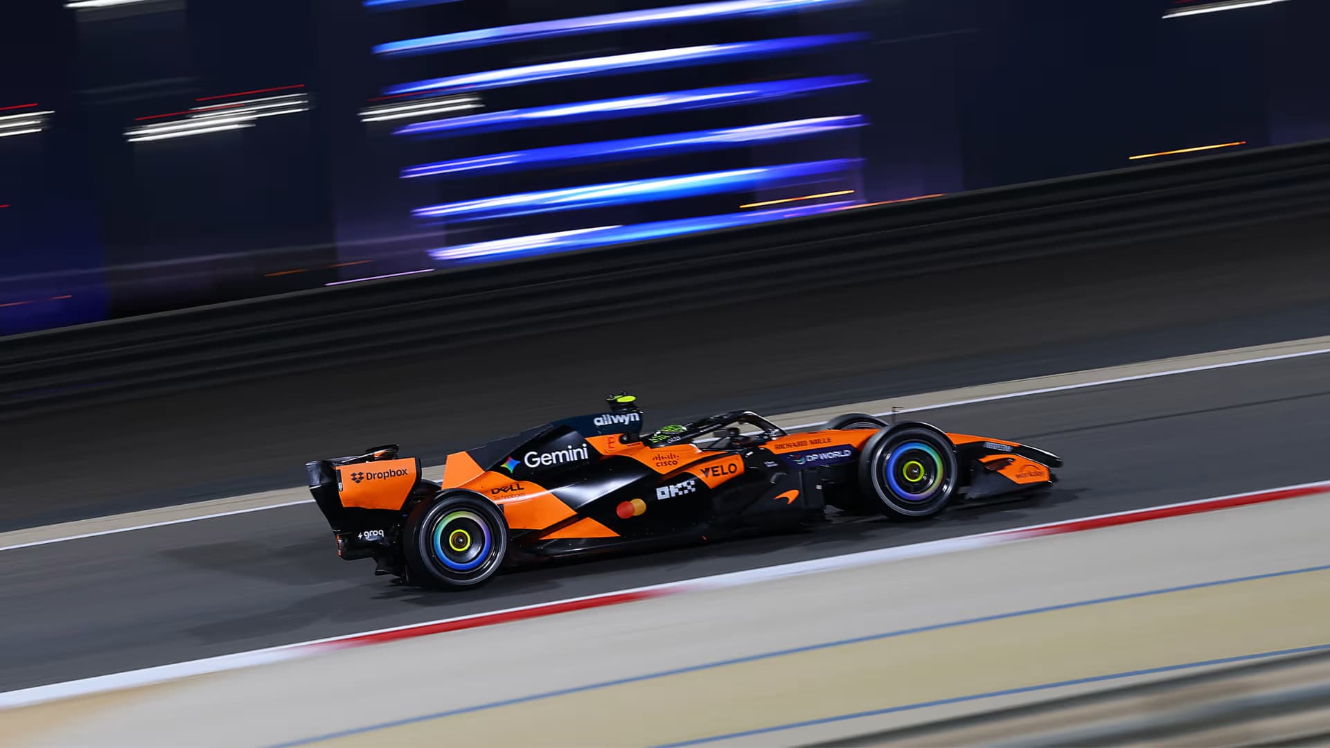 První den testů v Bahrajnu: Norris na čele tabulky, Aston Martin měl problémy