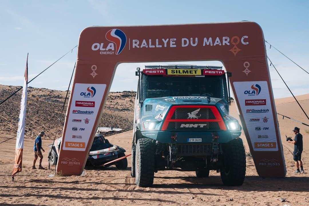 Martin Macík tows Sébastien Loeb Rallye du Maroc 2026