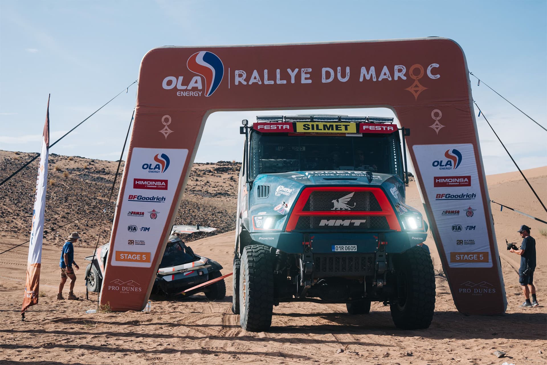 Martin Macík tows Sébastien Loeb Rallye du Maroc 2026