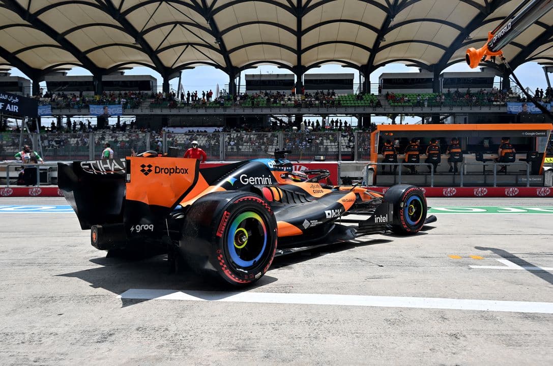 Verstappen králem Sepangu, jezdci si ale užili i pořádný chaos