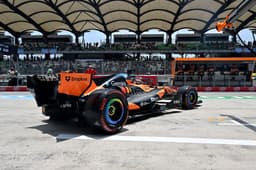 Verstappen králem Sepangu, jezdci si ale užili i pořádný chaos