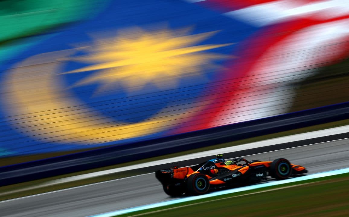 Verstappen králem Sepangu, jezdci si ale užili i pořádný chaos