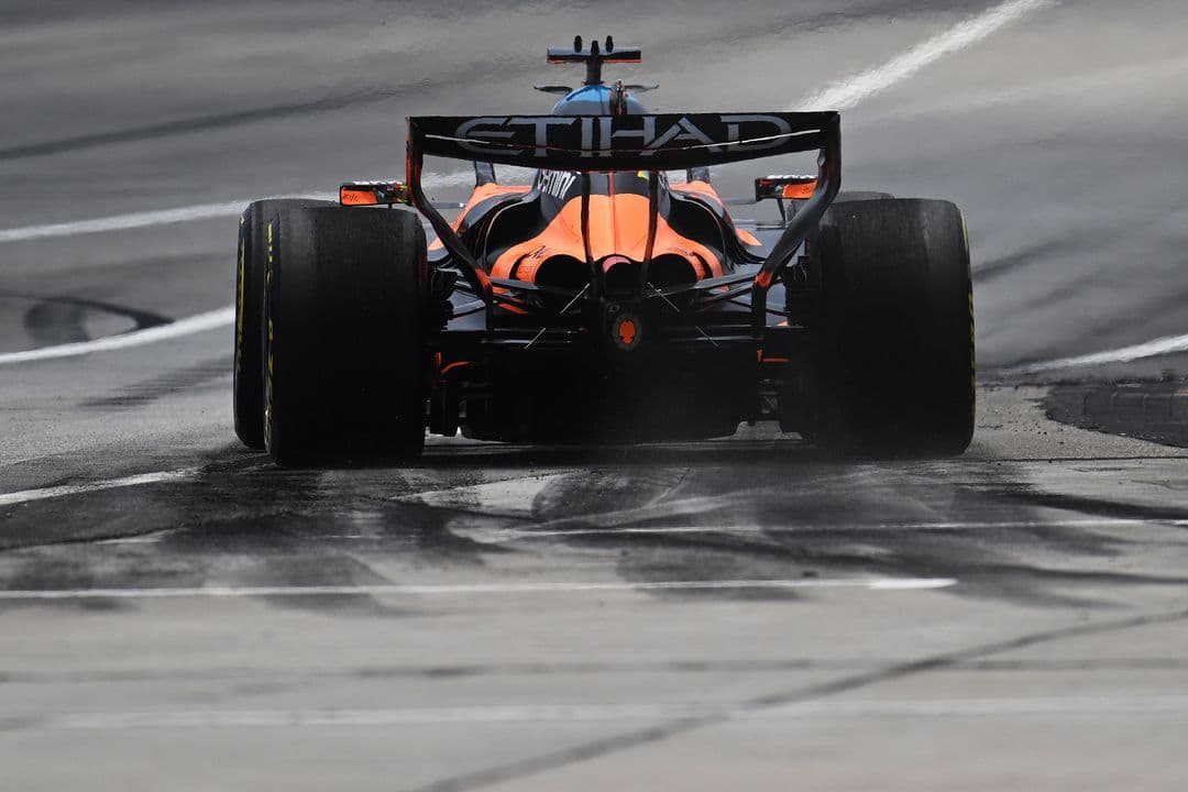 Verstappen králem Sepangu, jezdci si ale užili i pořádný chaos
