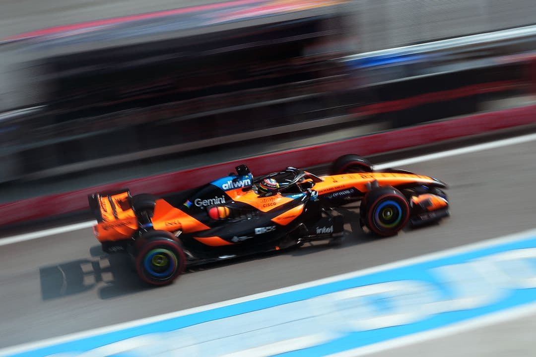 Verstappen králem Sepangu, jezdci si ale užili i pořádný chaos
