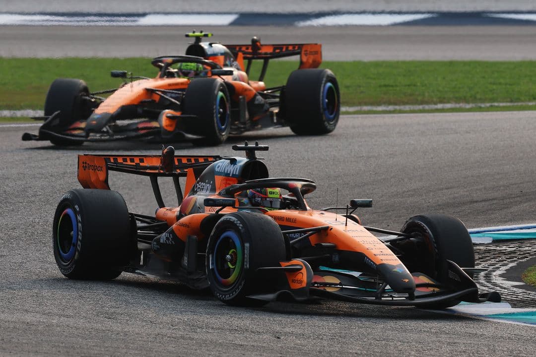Verstappen králem Sepangu, jezdci si ale užili i pořádný chaos
