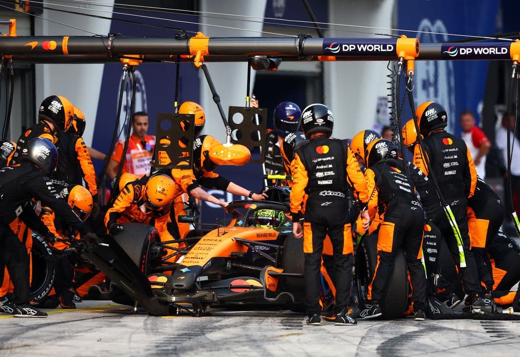 Verstappen králem Sepangu, jezdci si ale užili i pořádný chaos