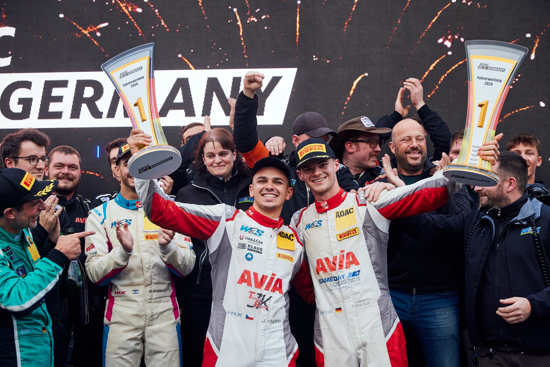 Josef Knopp oslavující mistrovský ADAC GT4 titul