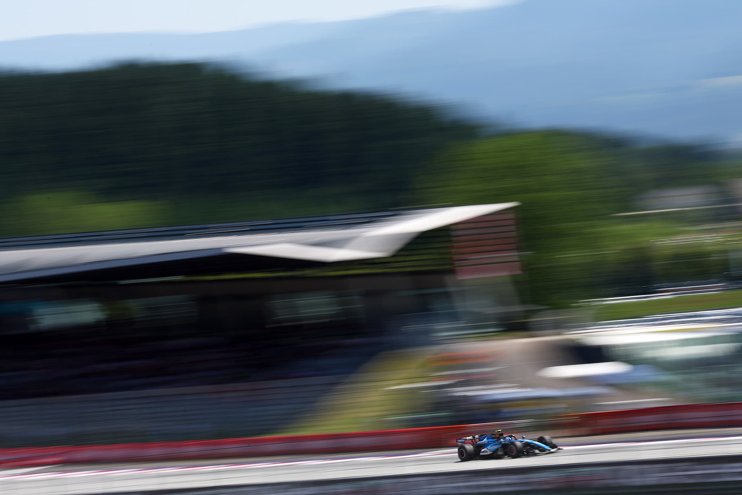 Williams i Aston Martin chystají na léto nová auta