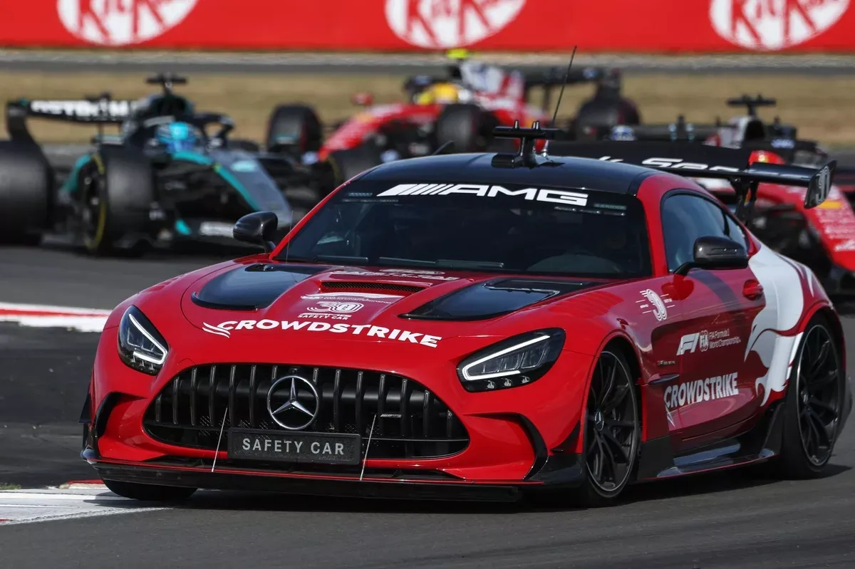 FIA vysvětlila kontroverzní závěr Velké ceny Velké Británie