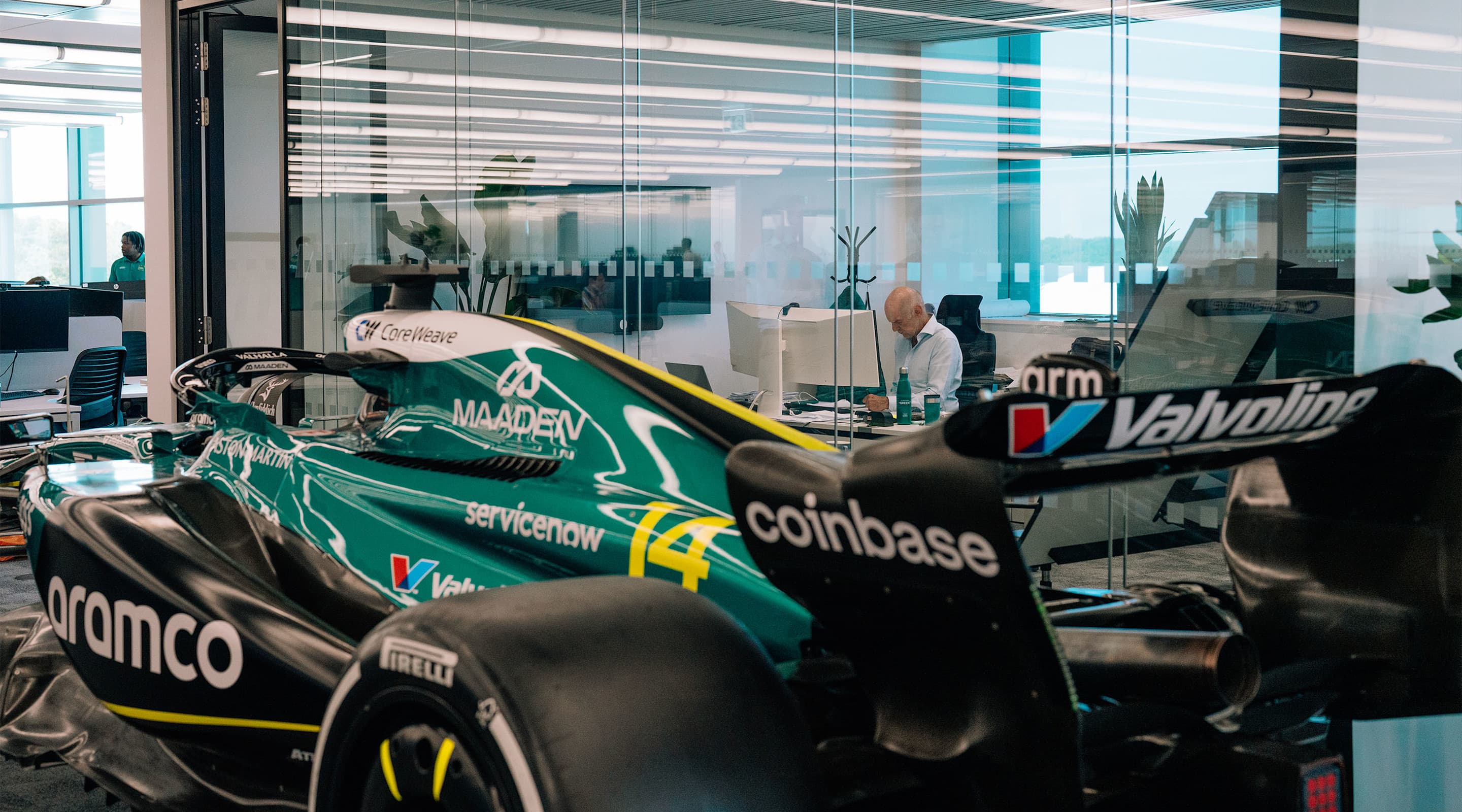 Williams i Aston Martin chystají na léto nová auta