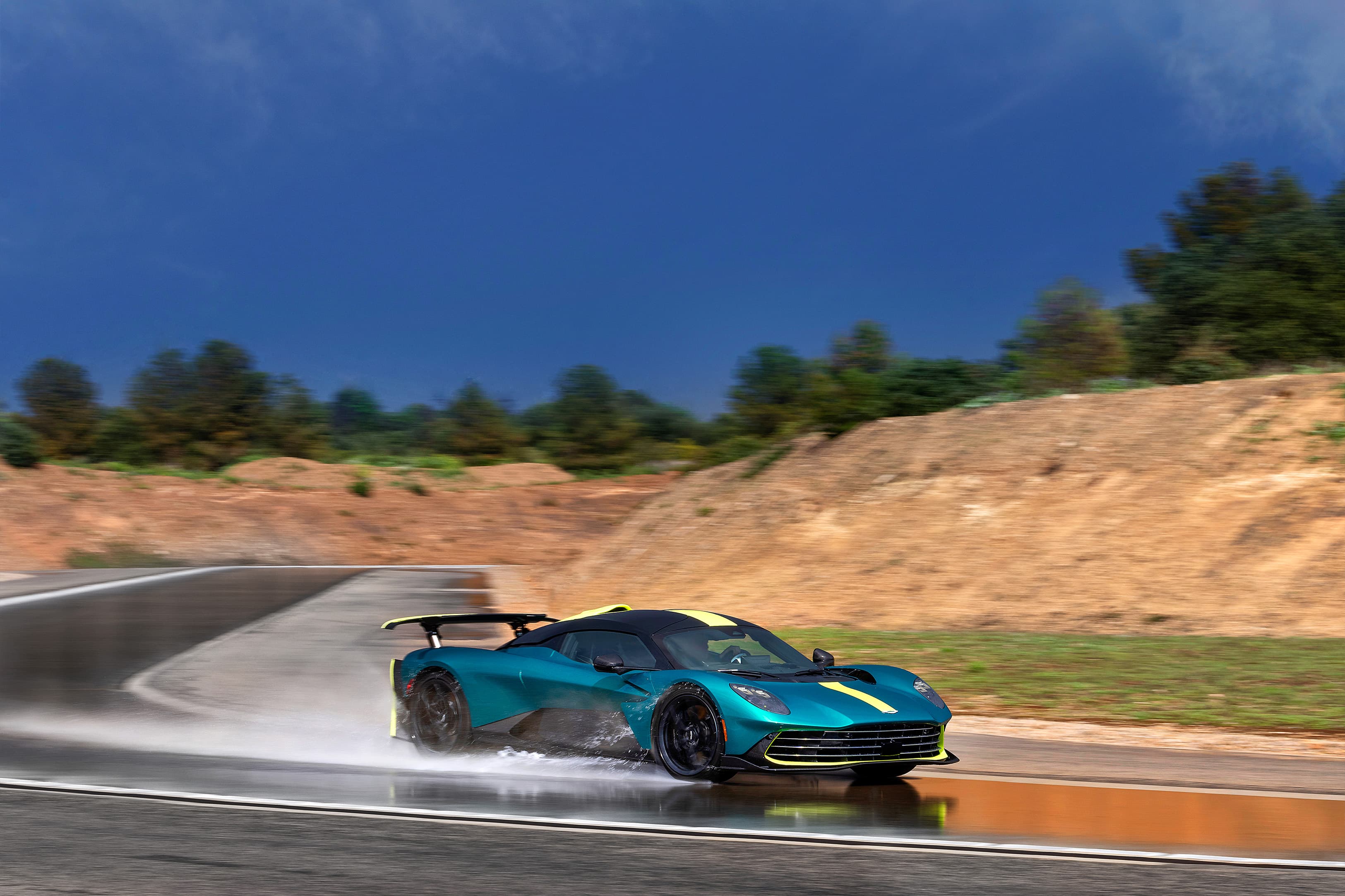 aston martin valhalla foto3