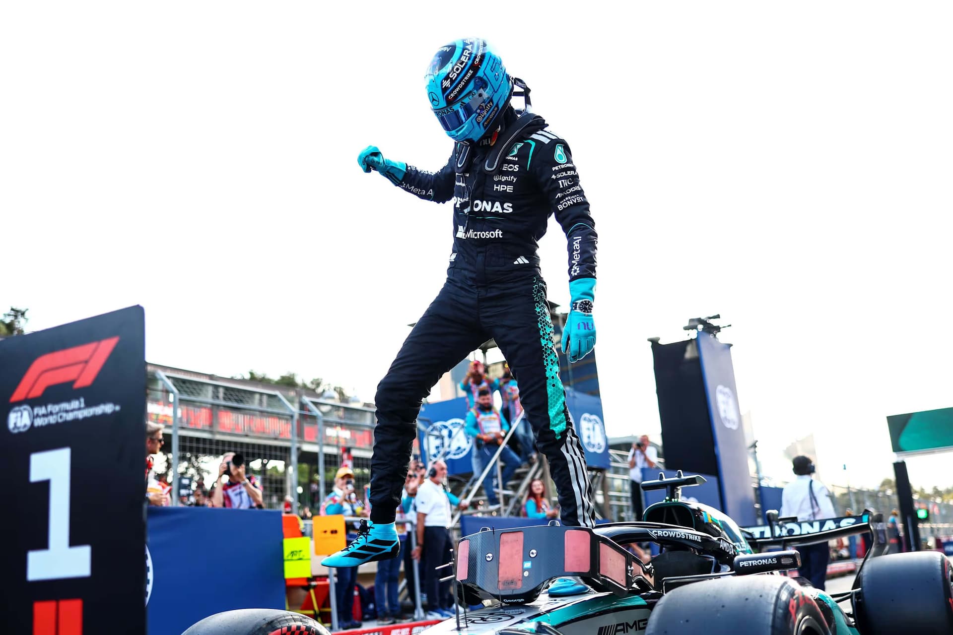 Russell v Baku na pole position, Antonelli havaroval