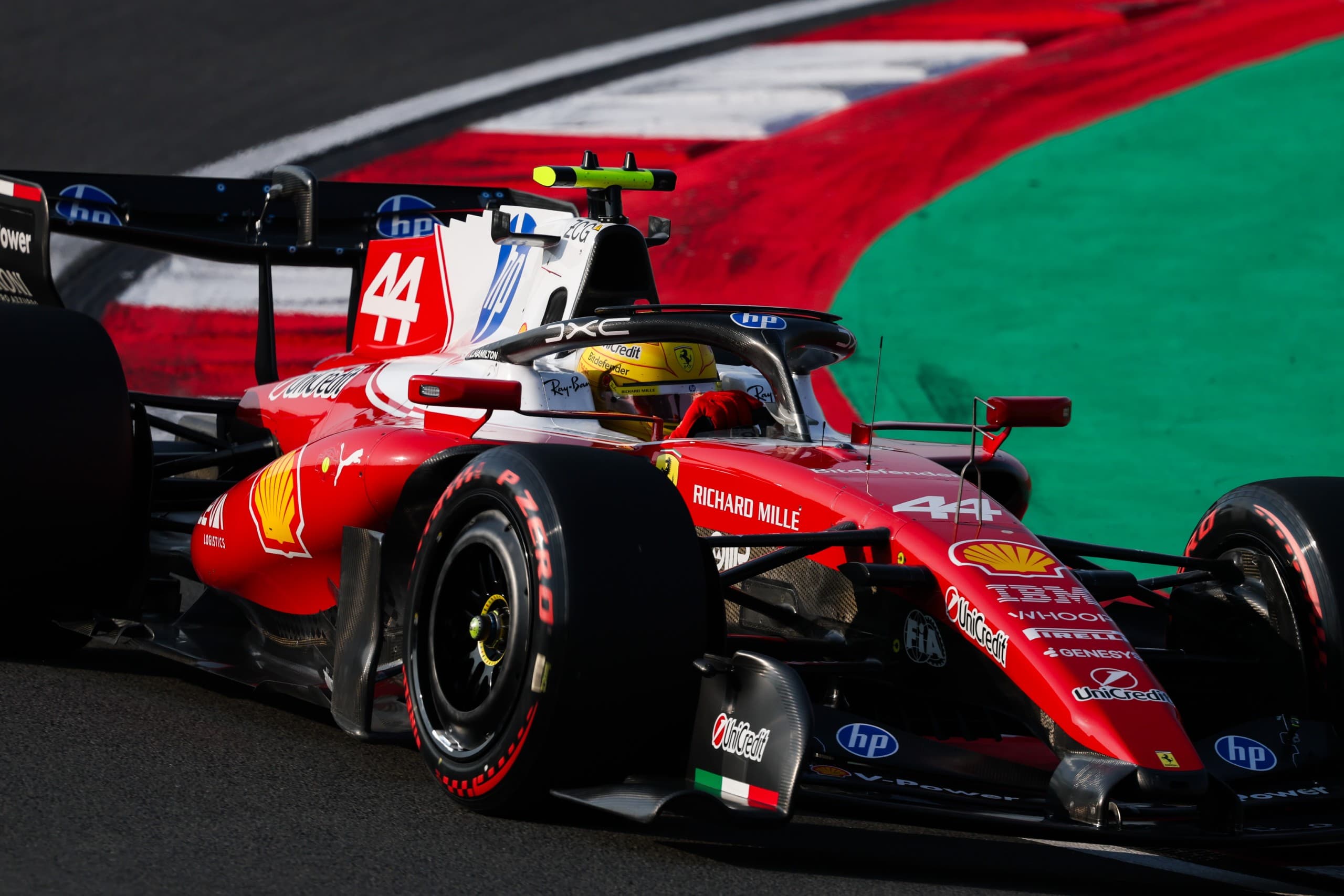 Hamiltona nová éra F1 baví, přirovnává ji k motokárám