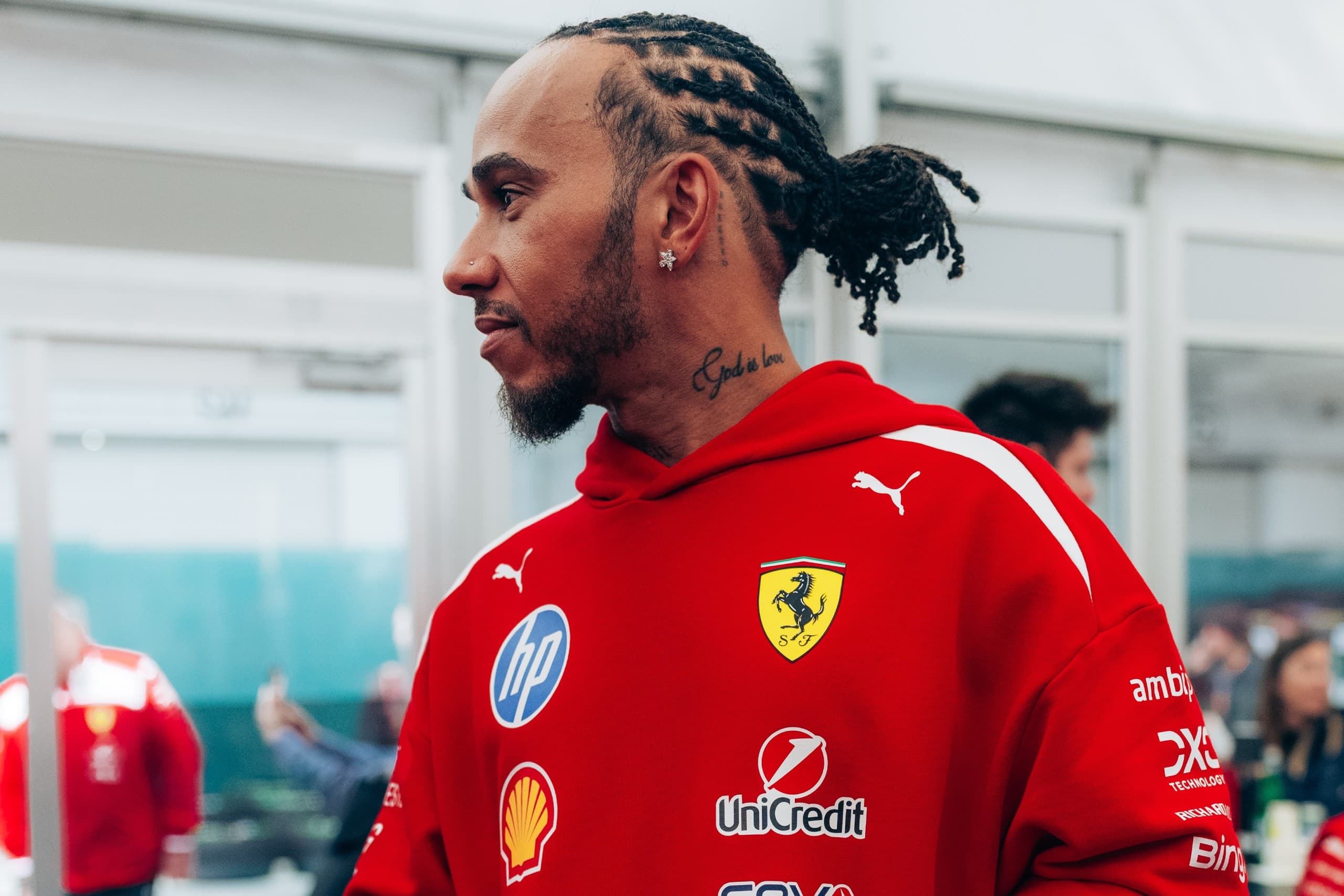 Hamiltona nová éra F1 baví, přirovnává ji k motokárám
