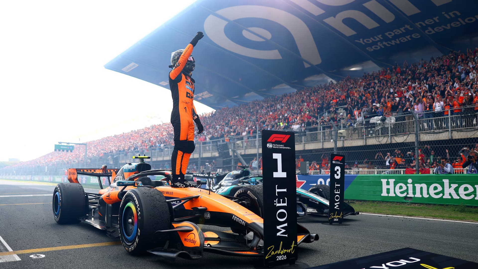 Drama v Zandvoortu! Norris porazil Mercedesy, Verstappen havaroval
