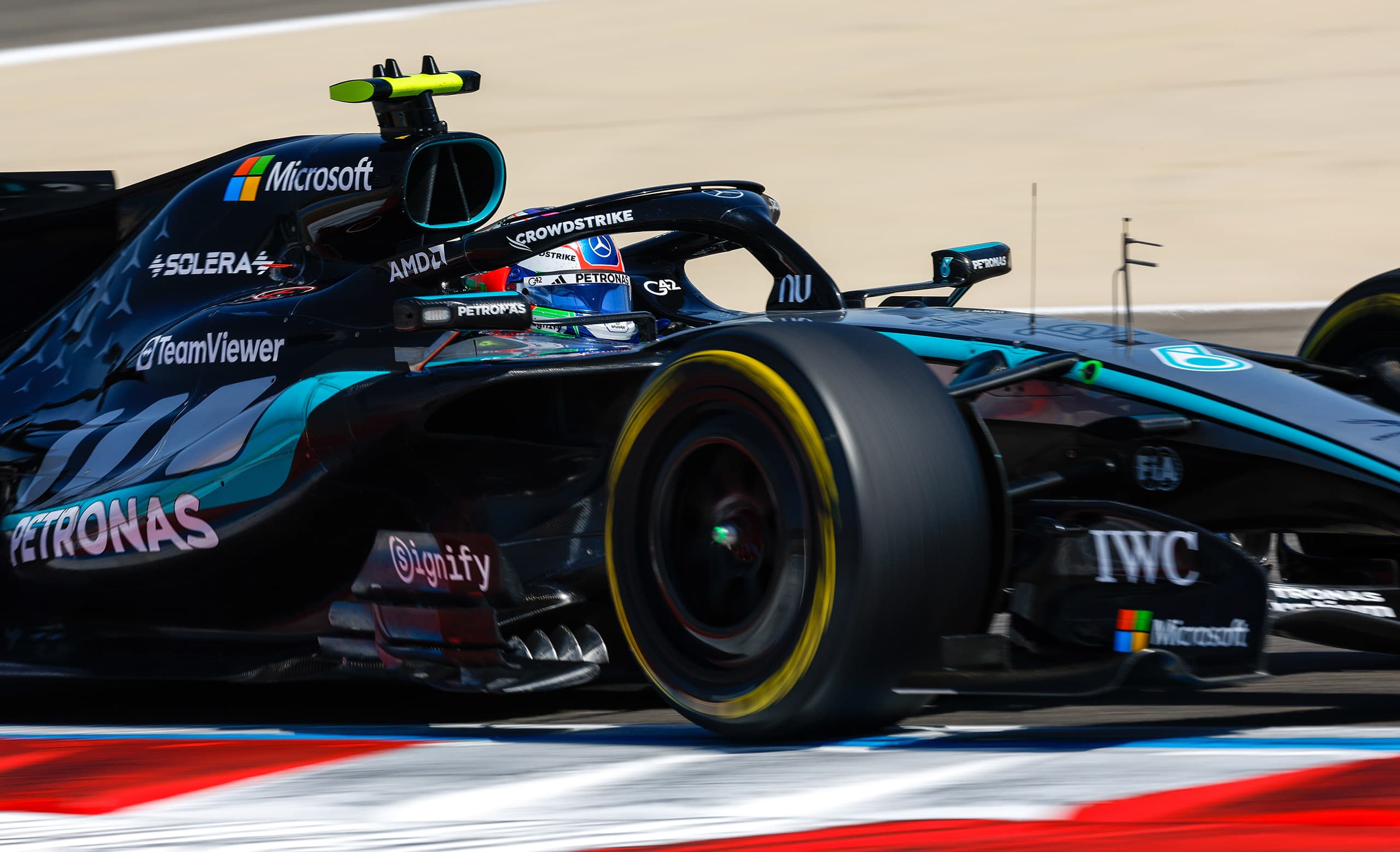 Pátý den testů v Bahrajnu: Mercedes na špici, problémy Aston Martinu pokračují