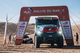 Martin Macík tows Sébastien Loeb Rallye du Maroc 2026