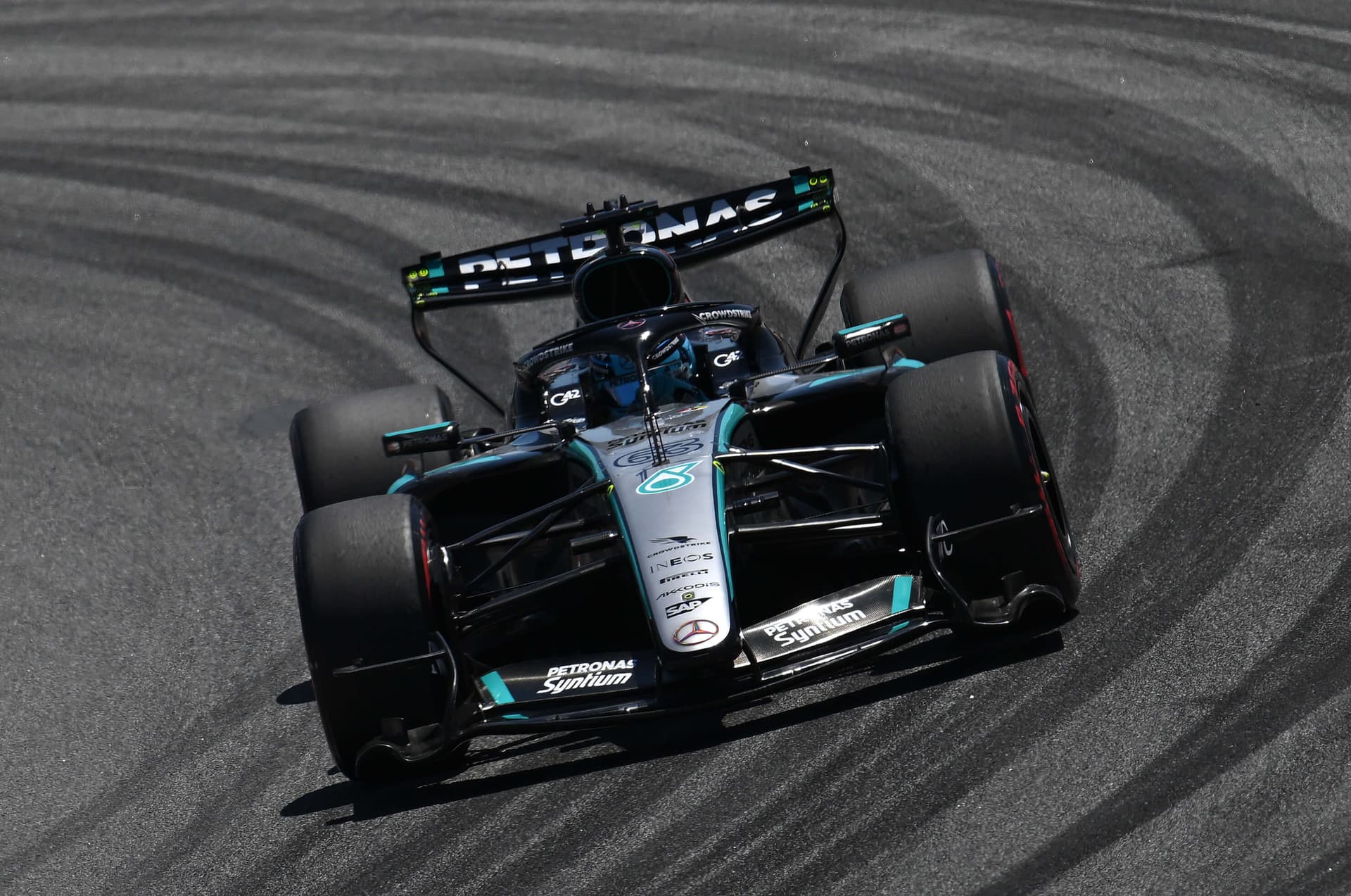 Russell vrací úder! Mercedes v Barceloně vybojoval pole position