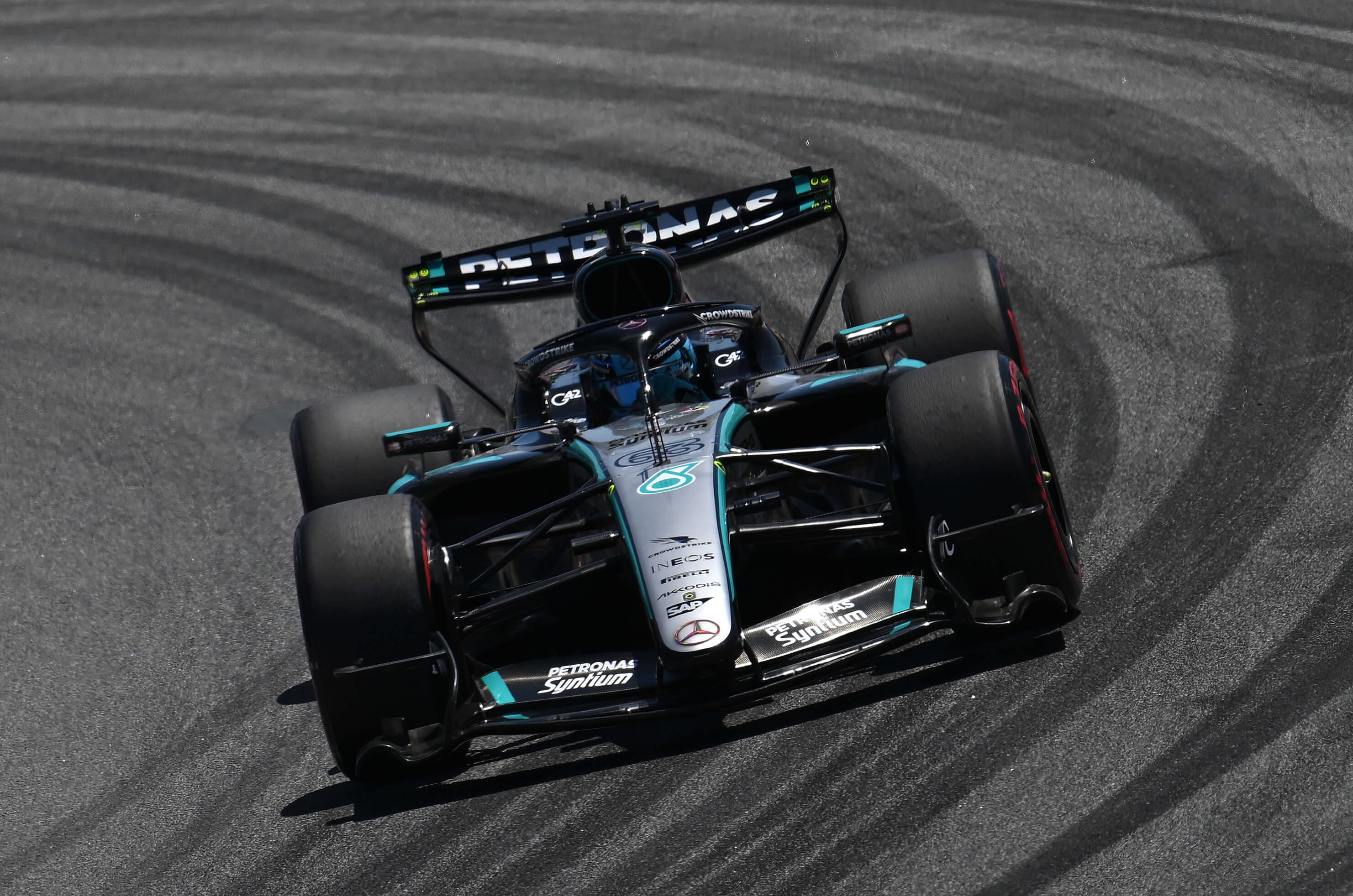 Russell vrací úder! Mercedes v Barceloně vybojoval pole position