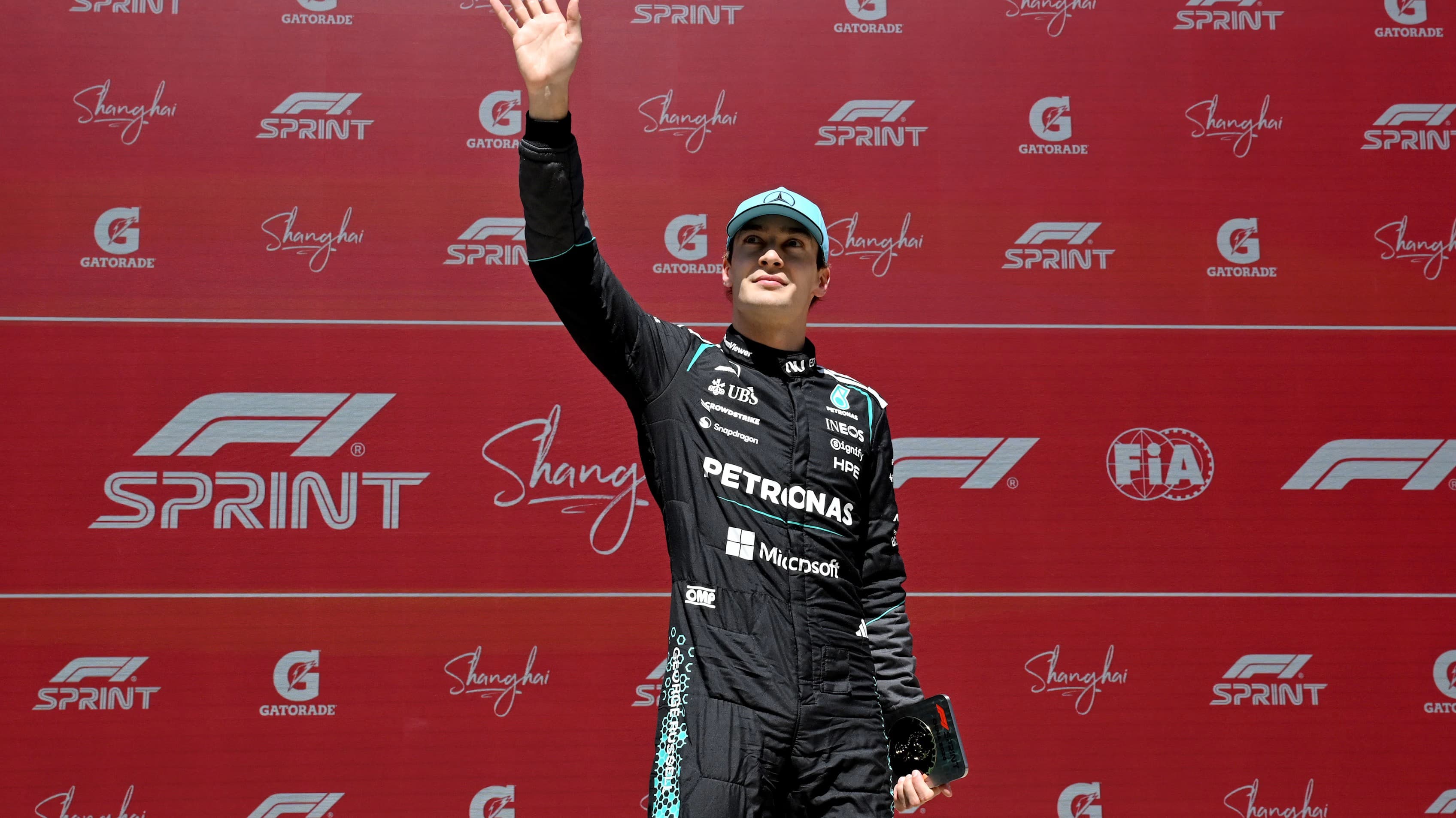 Russell zvítězil ve sprintu po souboji s oběma Ferrari