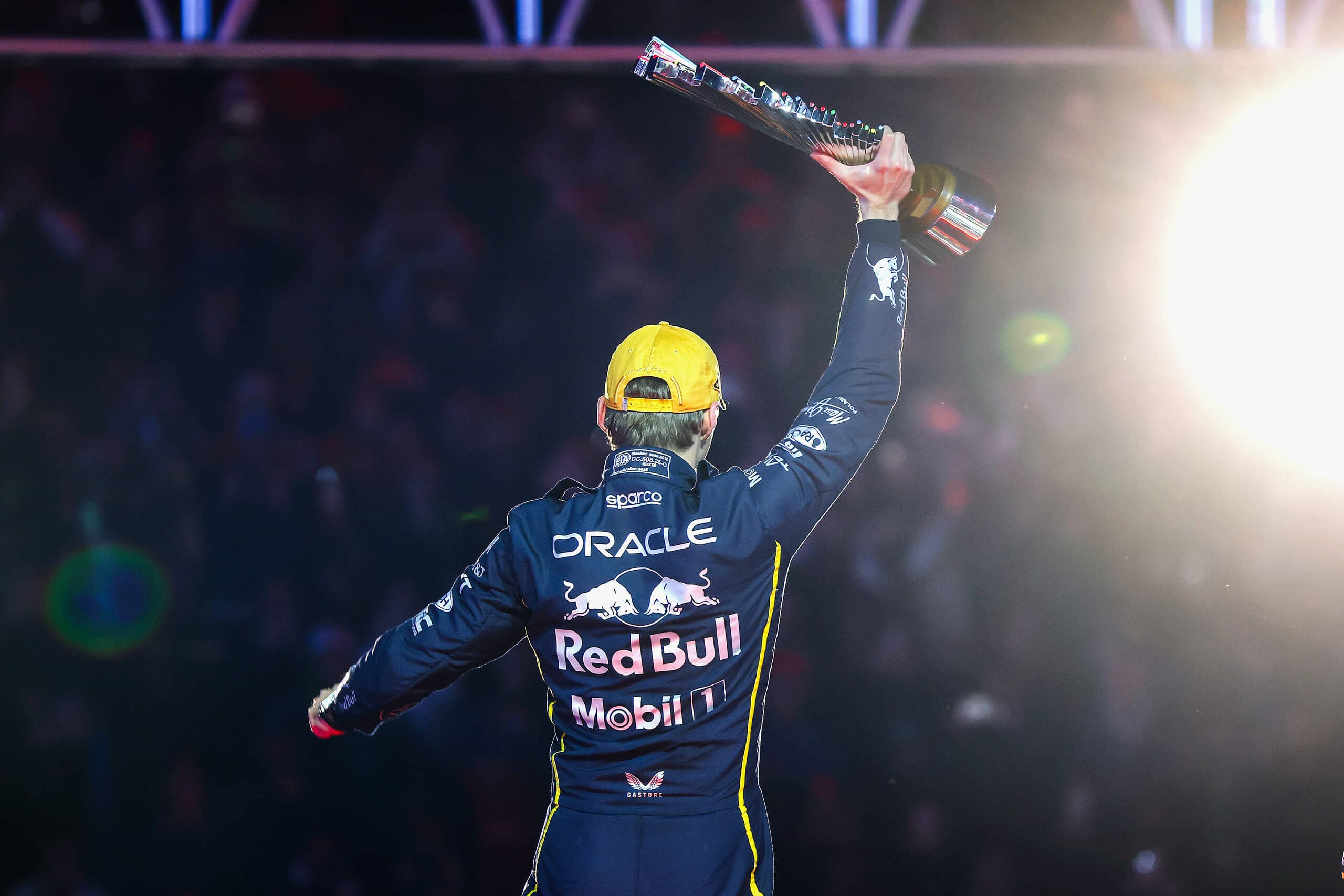 Verstappen vítězem v Las Vegas, oba McLareny diskvalifikovány