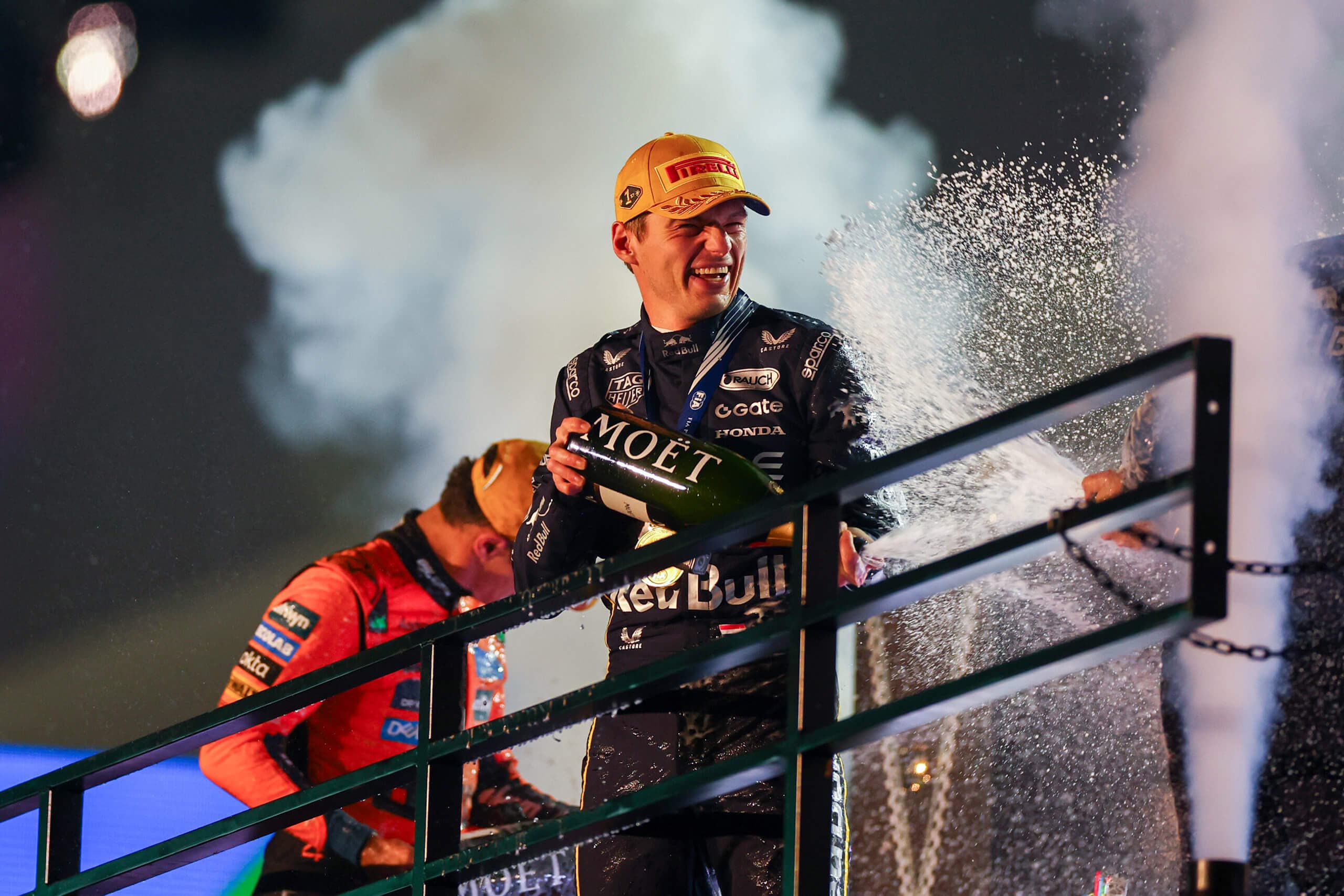 Verstappen vítězem v Las Vegas, oba McLareny diskvalifikovány