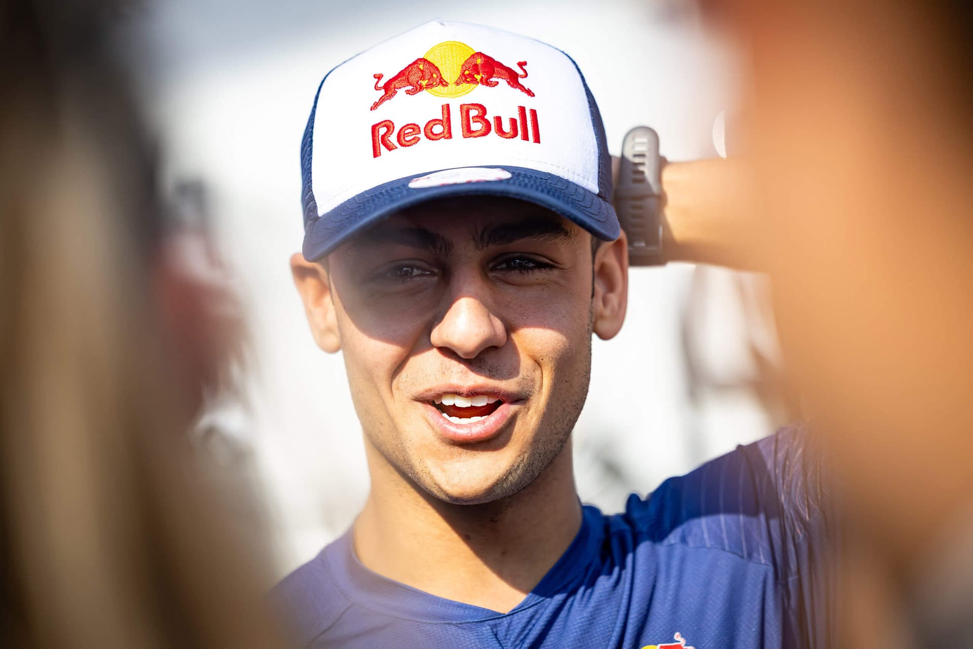 Hadjar míří do Red Bullu, Tsunoda zůstává v roli rezervního jezdce
