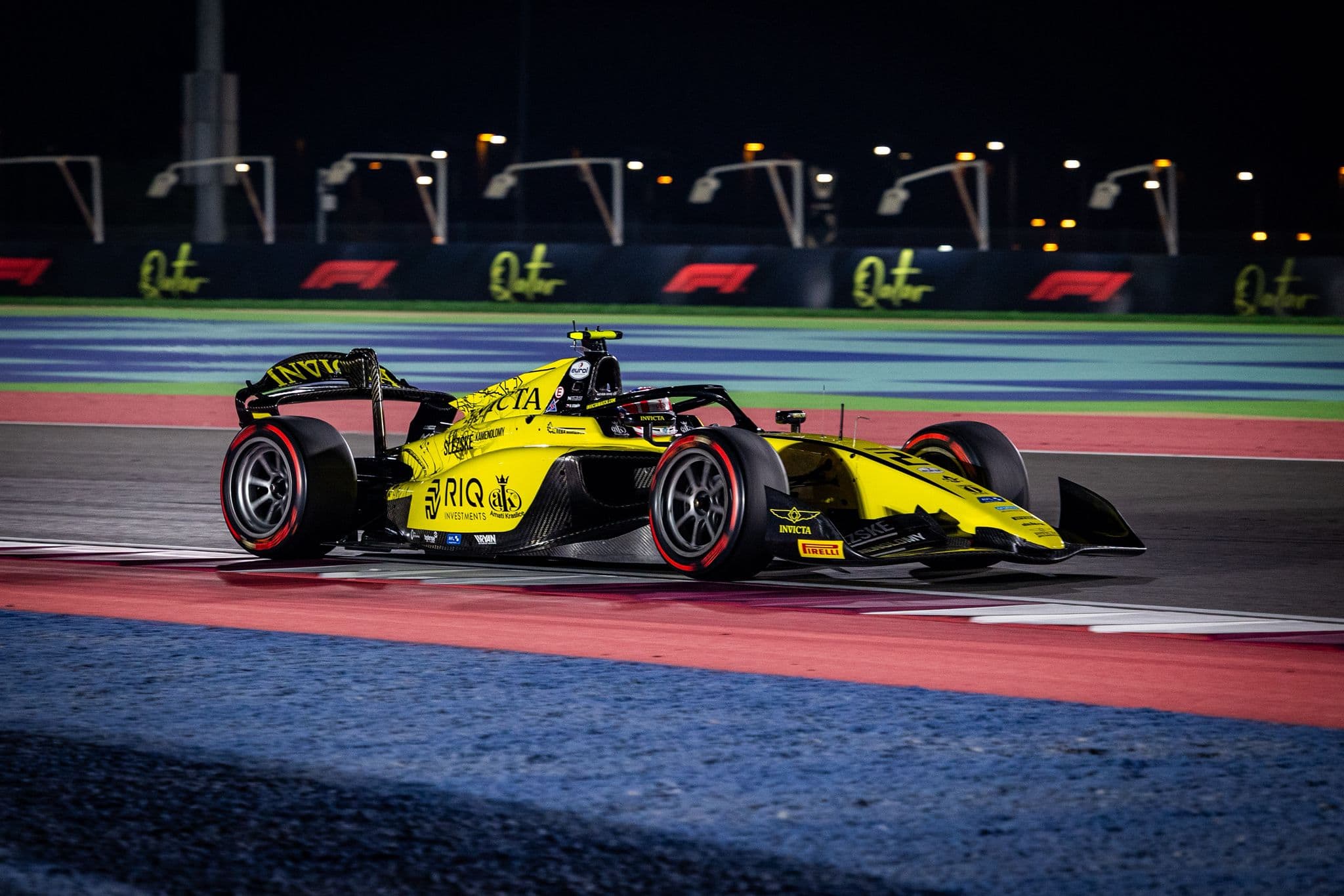 Dominantní vítězství Verschoora ve sprintu F2, smolný Staněk dojel 13.