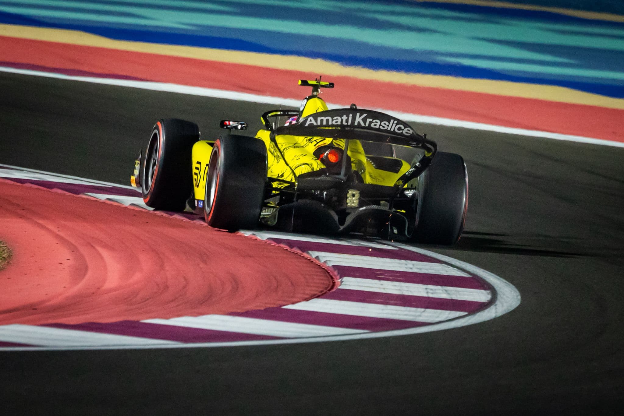 Dominantní vítězství Verschoora ve sprintu F2, smolný Staněk dojel 13.
