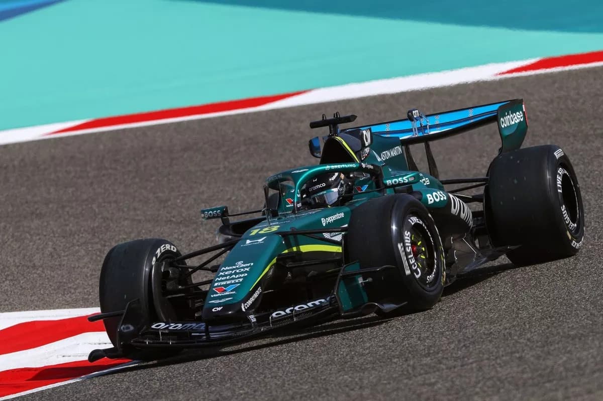 Ztrácí Aston Martin čtyři sekundy na kolo? Stroll odhalil frustraci!