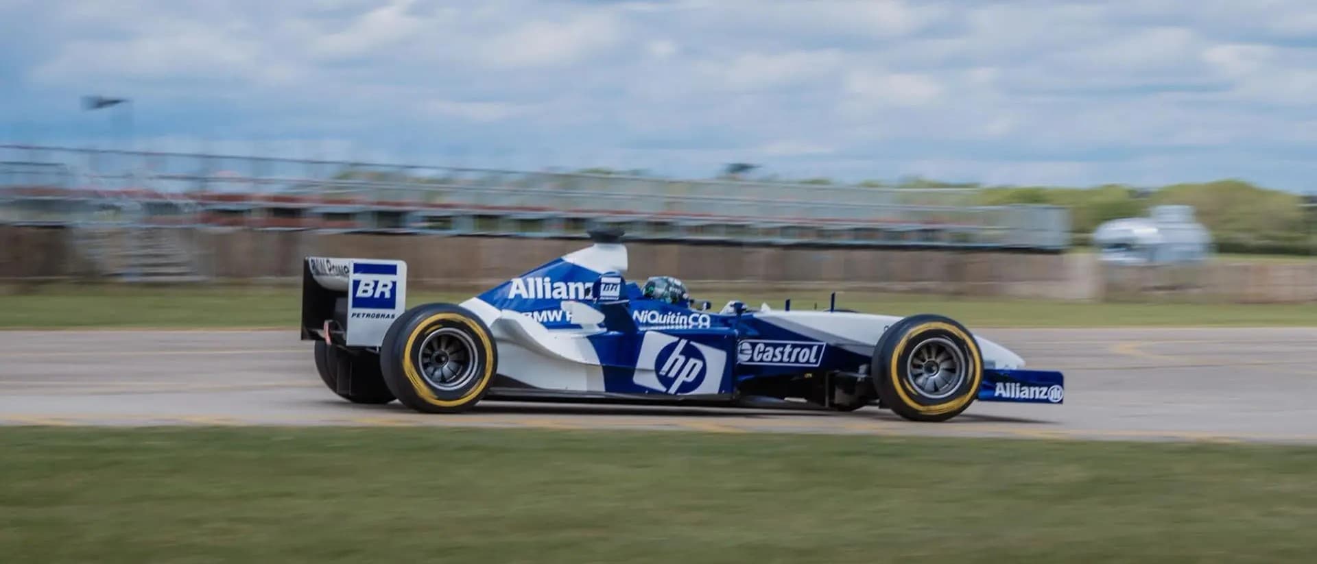 Legendární Williams FW25 se po více než 20 letech vrací na závodní trať