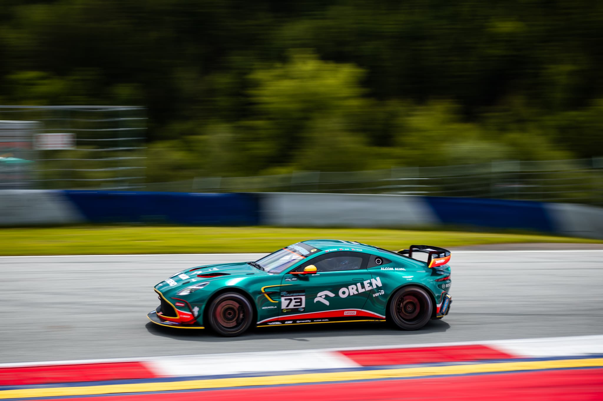 janik aston premier race 25 1