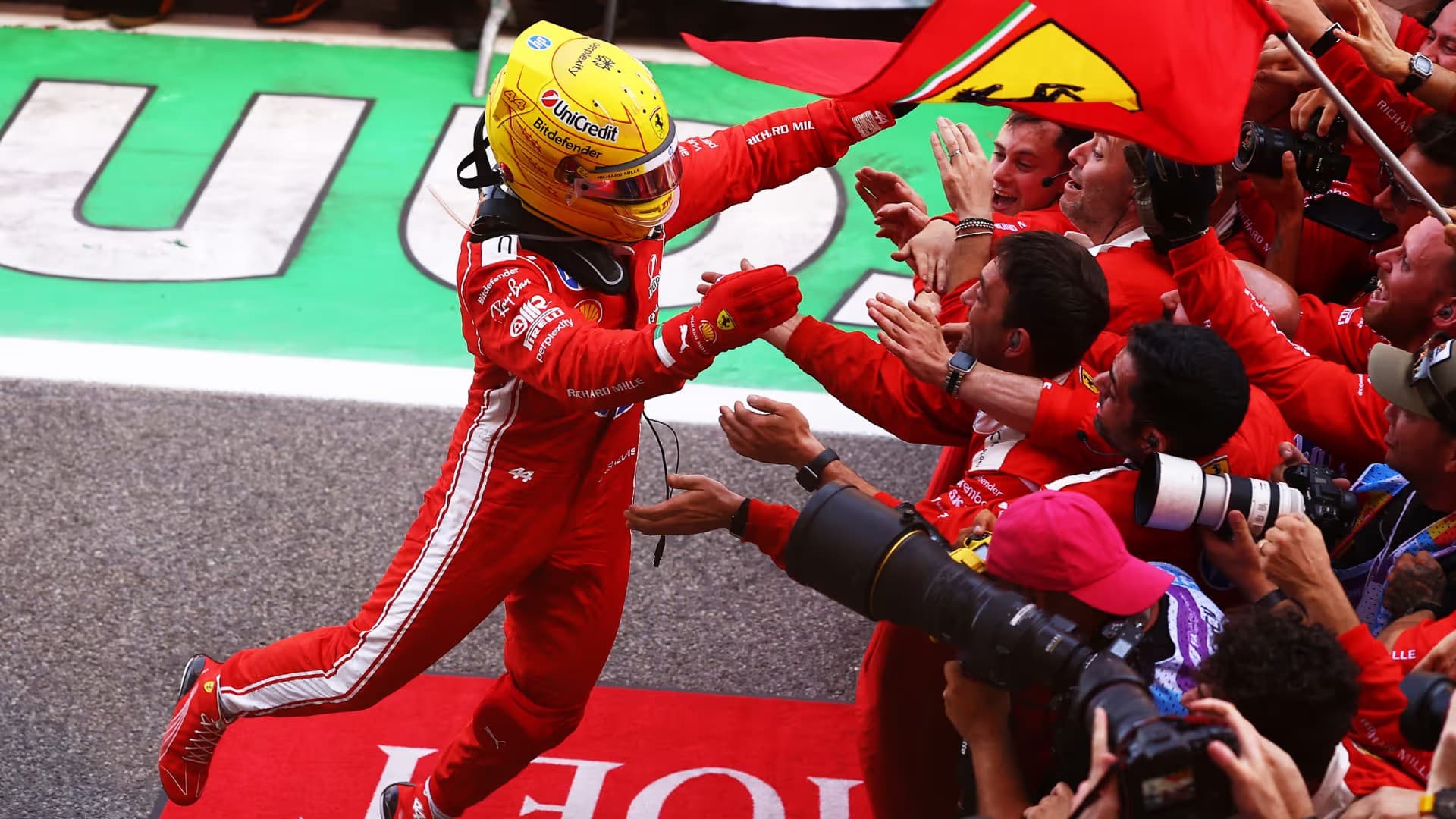 Senzační Hamilton ovládl Barcelonu a poprvé triumfuje s Ferrari